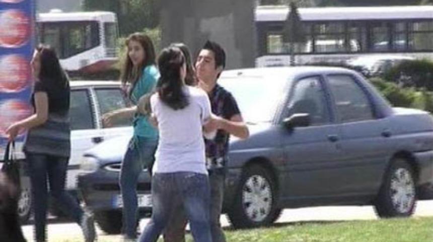 Kızlar birbirine girdi!