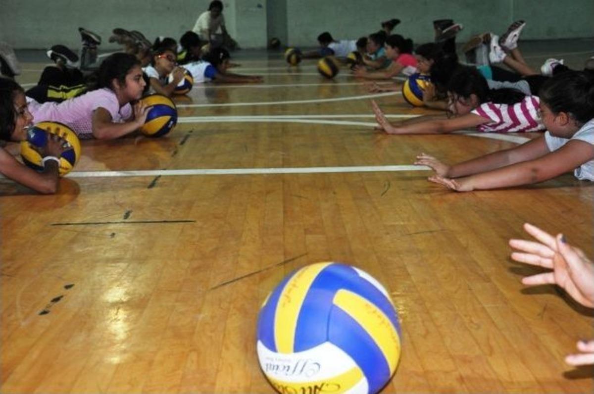 D&uuml;zce&rsquo;de Yaz Spor Voleybol Kursuna Tam Destek