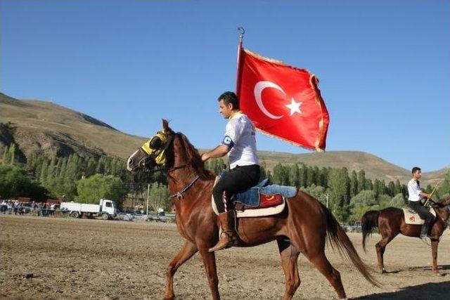 Vali İpek, Bayburt Üniversitesi'nin Cirit Gösterisini İzledi