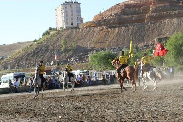 Vali İpek, Bayburt Üniversitesi'nin Cirit Gösterisini İzledi