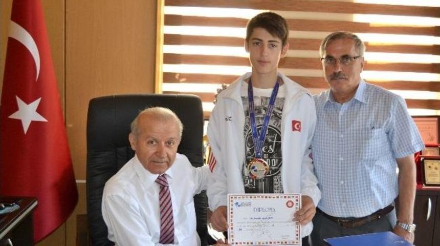 Başarılı Judocuyu Başkanı İrtem &Ouml;d&uuml;llendirdi