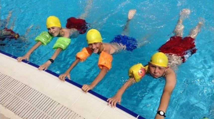 D&uuml;zce Belediyesi &Ccedil;ocuklara Y&uuml;zme &Ouml;ğretiyor