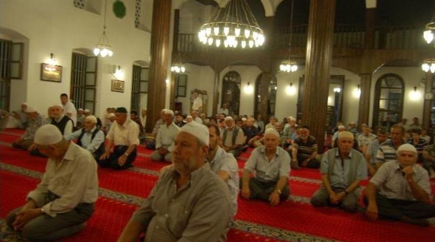 İlk Teravih Namazları Kılındı