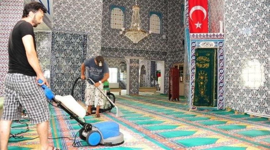 Bal&ccedil;ova Belediyesi Bal&ccedil;ova&rsquo;da Camilere Temizlik Vatandaşa Destek