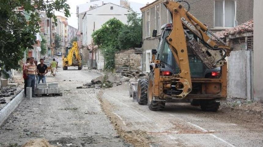 Asfaltlama Ve Kaldırım &Ccedil;alışmaları Devam Ediyor