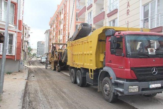 Asfaltlama Ve Kaldırım Çalışmaları Devam Ediyor