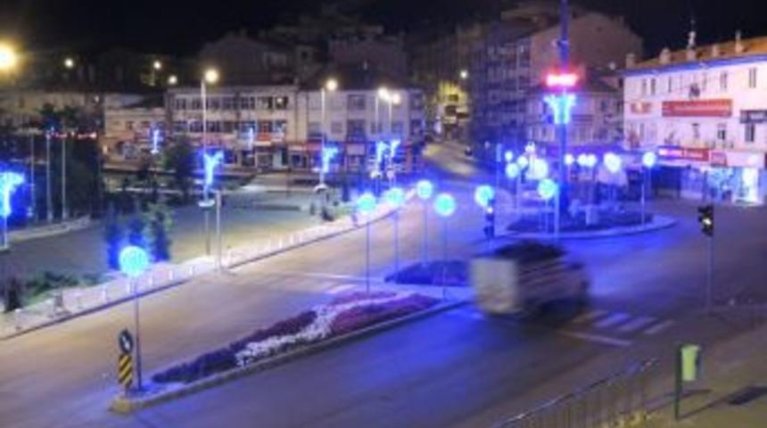 Develi Il&ccedil;e Meydanı Işıklandırıldı