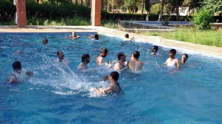 Suriyeli Gen&ccedil;lerin Havuz Keyfi