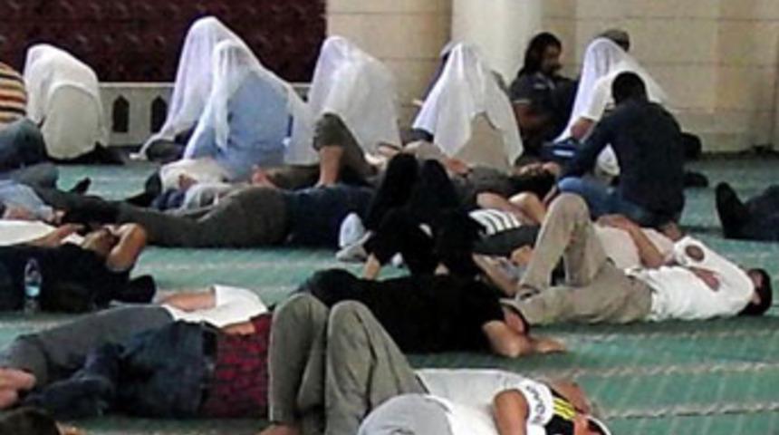 &Ouml;rt&uuml; altında ibadet