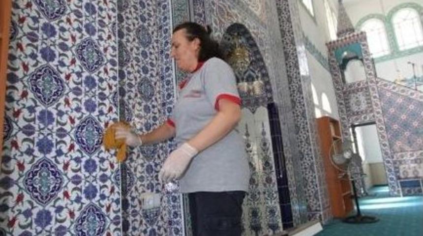 Gaziemir'de Camilere Ramazan Temizliği...