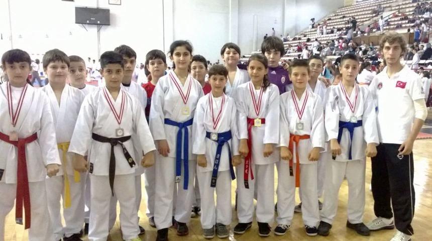 Mustafakemalpaşalı Karateciler Fırtına Gibi Esti