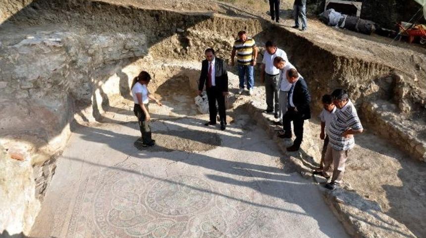 Elmalı Mozaik, Rekt&ouml;rleri B&uuml;y&uuml;ledi