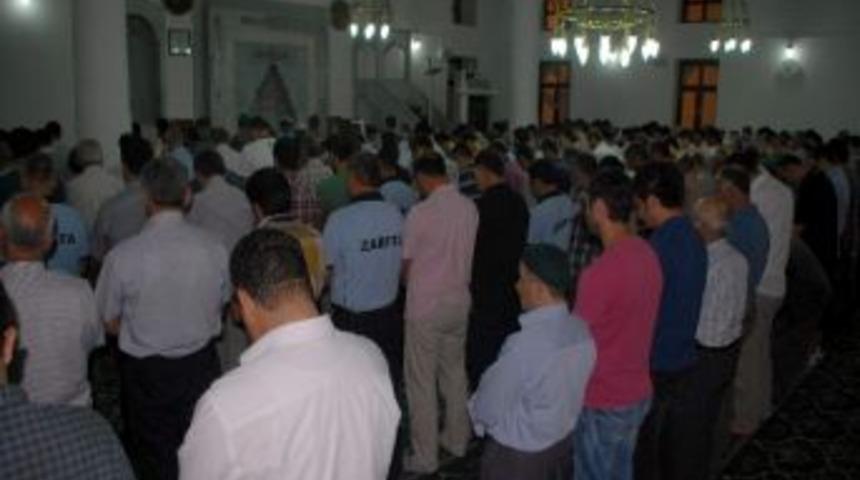 İlk Teravih Namazında Camiler Doldu Taştı