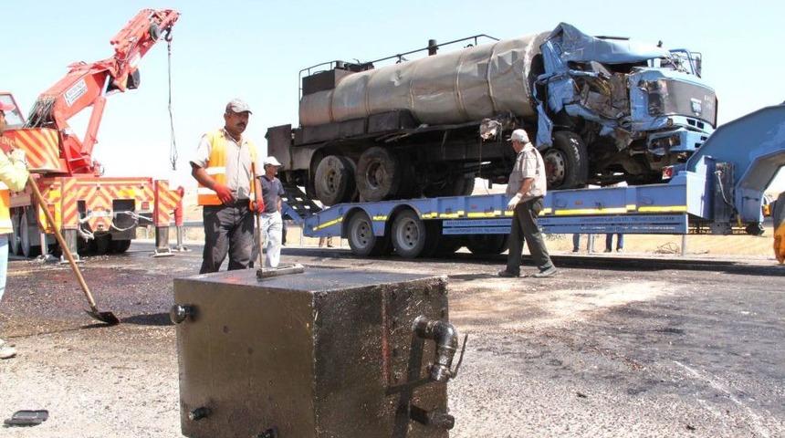 Kamyonlar Kafa Kafaya &Ccedil;arpıştı: 4 Yaralı