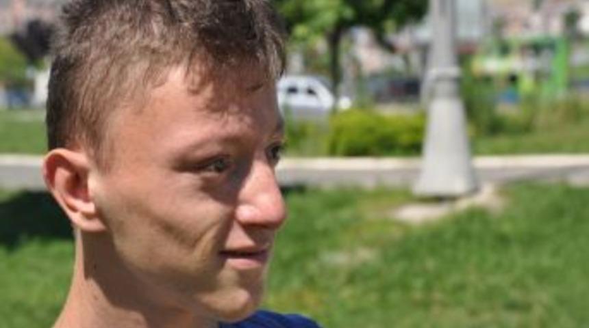 Engelli Gen&ccedil;, Evinden &Ccedil;alışıyor