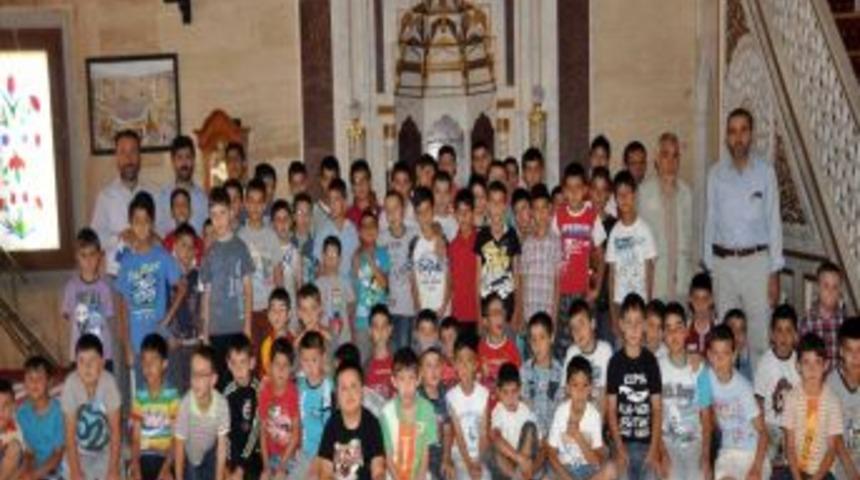 Ramazan'da Namazlarını Camide Kılan &Ccedil;ocuklara Tablet Hediyesi