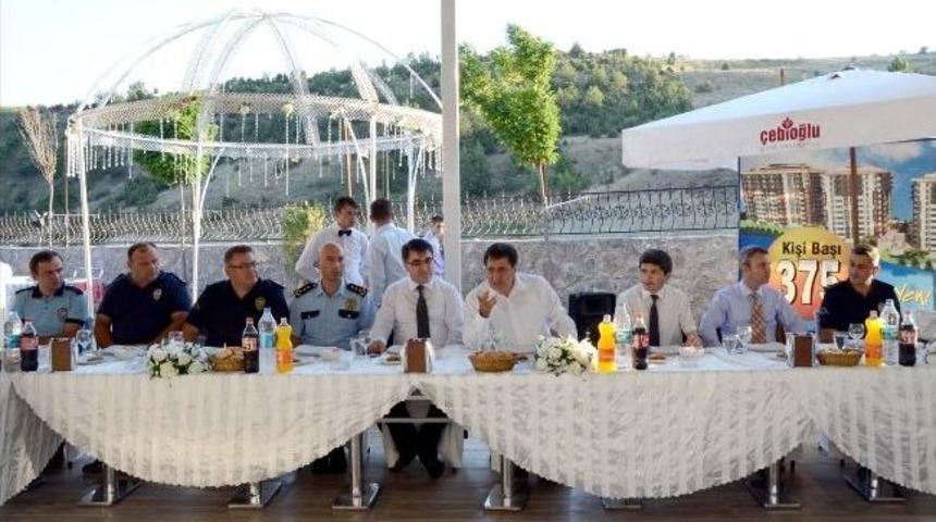 Vali&rsquo;den Gezi Parkında G&ouml;rev Alan Polislere Yemek