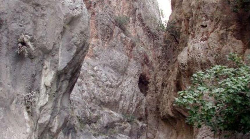 Sıcaktan Bunalan Turistlerin Saklıkent'te Jeeple Safari Keyfi