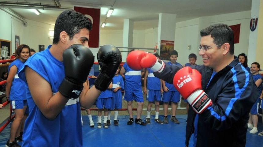 T&uuml;t&uuml;nc&uuml;, Boks Yapıp, Tenis Ve Futbol Oynadı