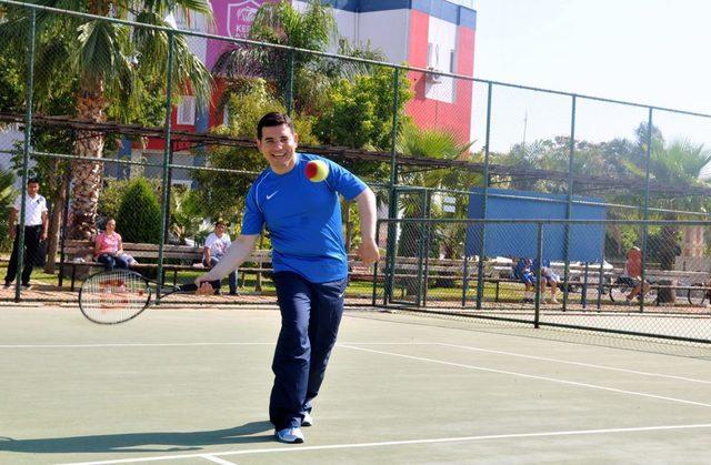 T&uuml;t&uuml;nc&uuml;, Boks Yapıp, Tenis Ve Futbol Oynadı 1