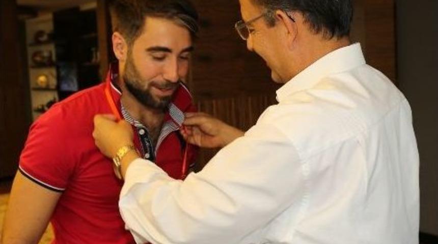 Milli Futbolcu Altınla Ödüllendirildi