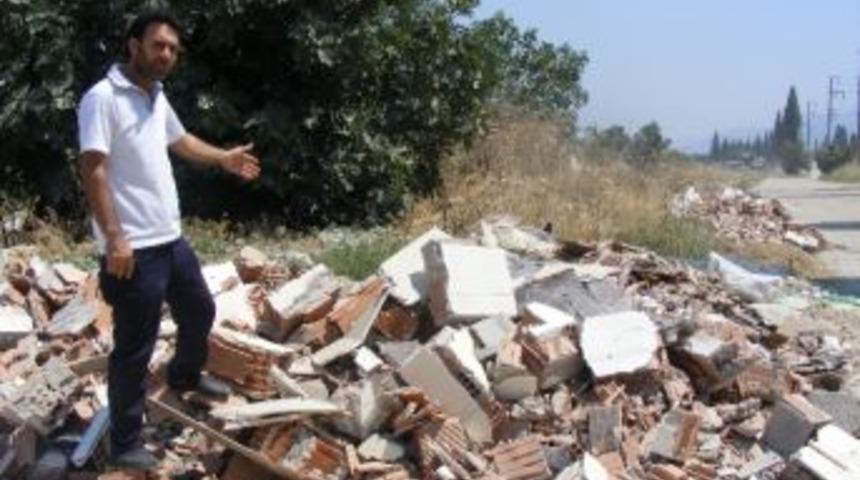 İzinsiz Atılan Molozlar Vatandaşı &Ccedil;ileden &Ccedil;ıkardı