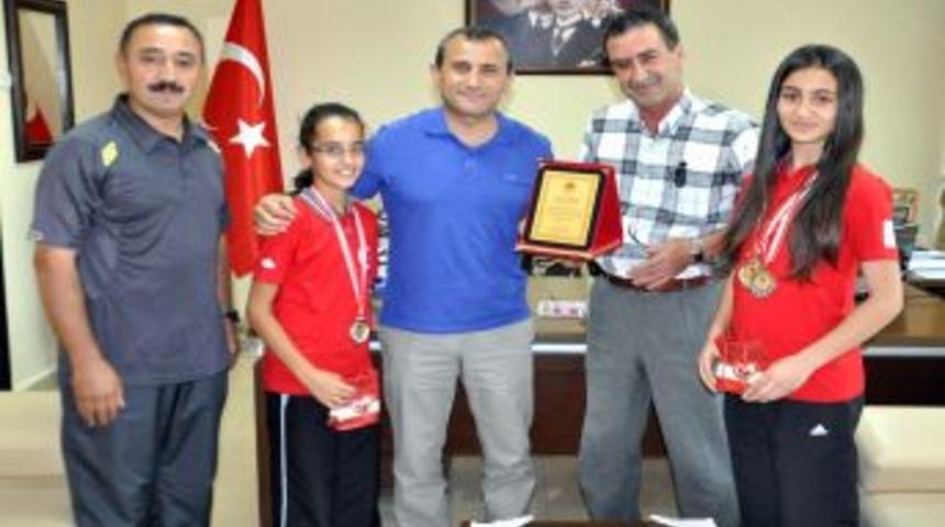 Seydişehir Kaymakamı, Başarılı Sporcuları Altınla &Ouml;d&uuml;llendirdi