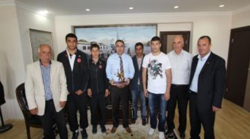 Başkan Cengiz, Şampiyonları &Ouml;d&uuml;llendirdi