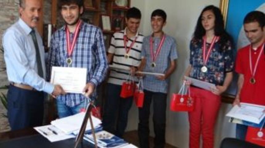 Milli Eğitim M&uuml;d&uuml;r&uuml; Abdullah Bilge, Erzurum Şampiyonlarını &Ouml;d&uuml;llendirdi