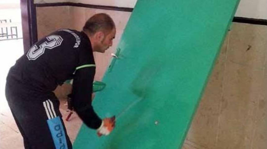 Siverekli Öğretmenler Tatilde Okulun Boyasıyla Ilgileniyor