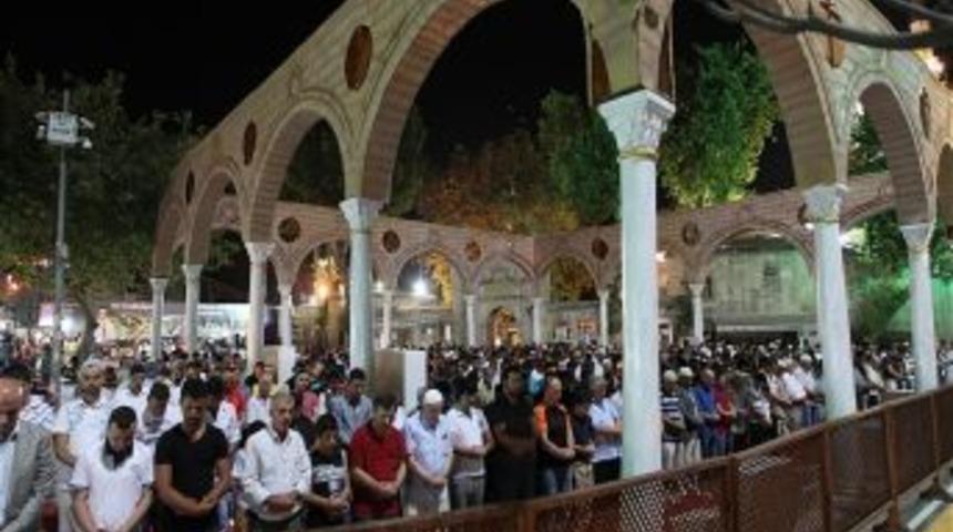 İlk Teravihte Ey&uuml;p Sultan Camii Doldu Taştı