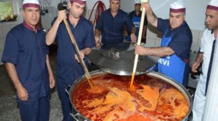 Elbistan'da Aşevinde Kazanlar Kaynadı