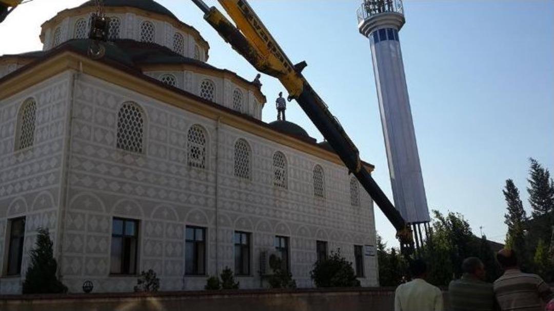 Divapan&rsquo;dan Yenitaşk&ouml;pr&uuml; K&ouml;y&uuml; Camisinin Minarelerinin Takılmasına Vin&ccedil; Yardımı
