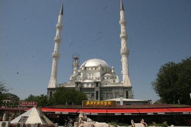 Merkez Camisi İbadete A&ccedil;ılıyor 2