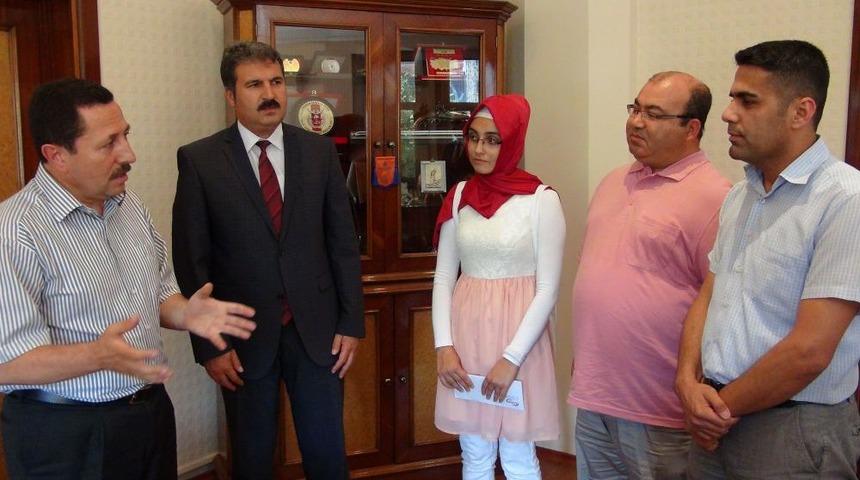 &Ccedil;ocuk Evlerinde Kalan Başarılı &Ouml;ğrenciye Vali'den Para &Ouml;d&uuml;l&uuml;