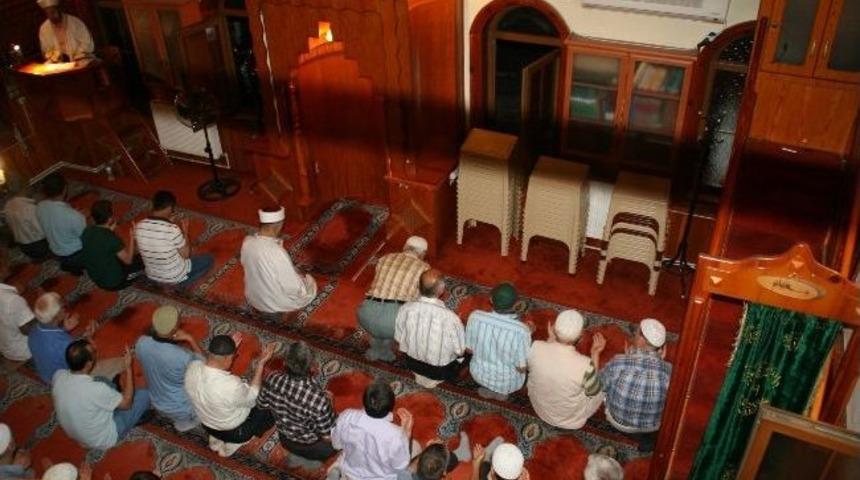 Devrek&rsquo;te İlk Teravih Namazı Kılındı