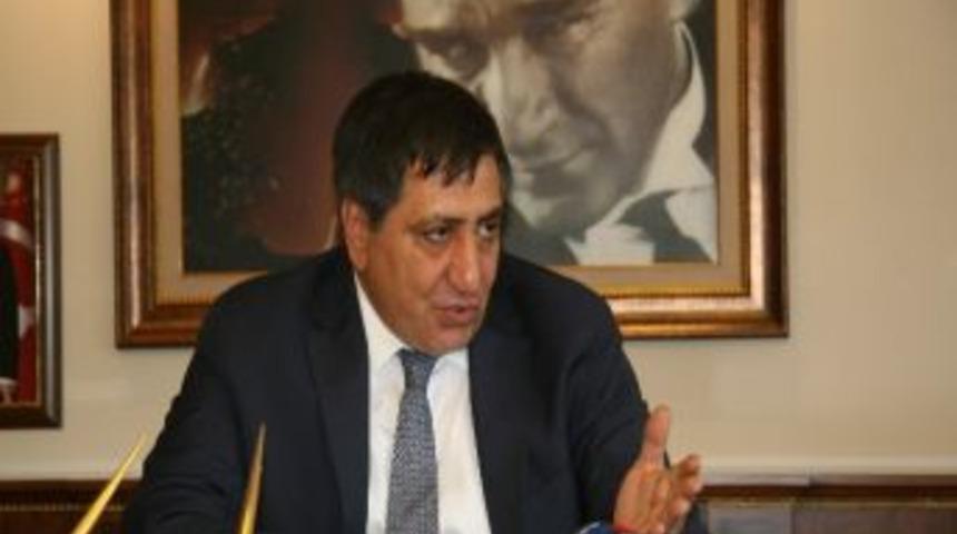 Karab&uuml;k Valisi İzzettin K&uuml;&ccedil;&uuml;k: