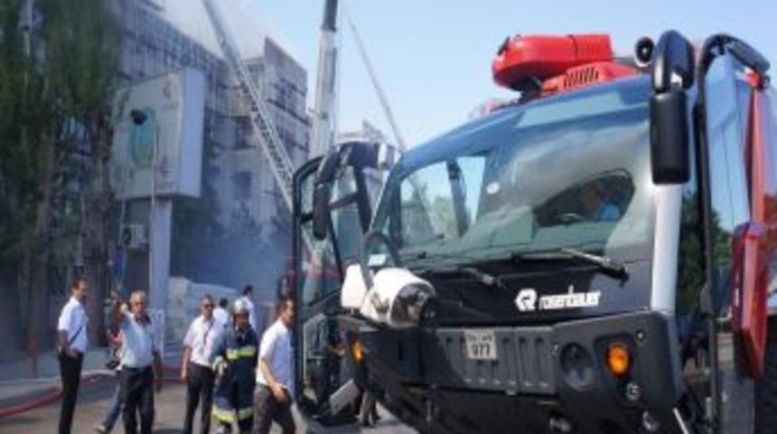 DHMİ'deki Yangına M&uuml;dahale Etmek I&ccedil;in U&ccedil;ak S&ouml;nd&uuml;ren &Ouml;zel Ara&ccedil;lar Geldi