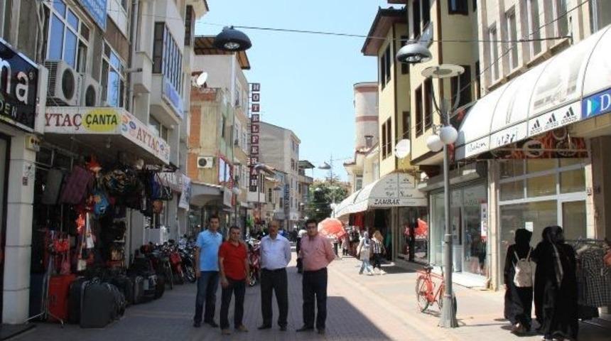 İneg&ouml;l'de Uzun Sokağa Dekoratif Aydınlatma