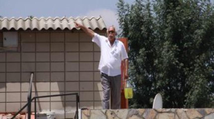 Zabıta, Restorantı Yıkmaya Gelince Benzin Bidonunu Alıp &Ccedil;atıya &Ccedil;ıktı