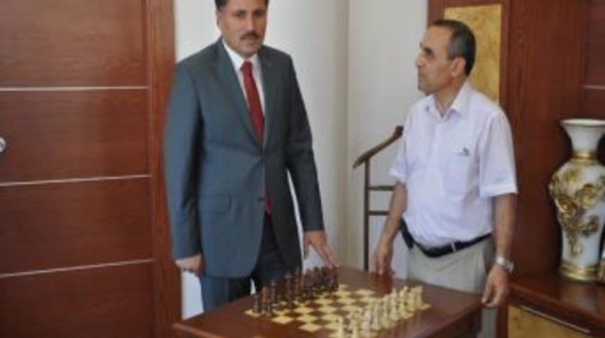 Tsf, Başkan &Ccedil;akır'a Satran&ccedil; Masası Hediye Etti