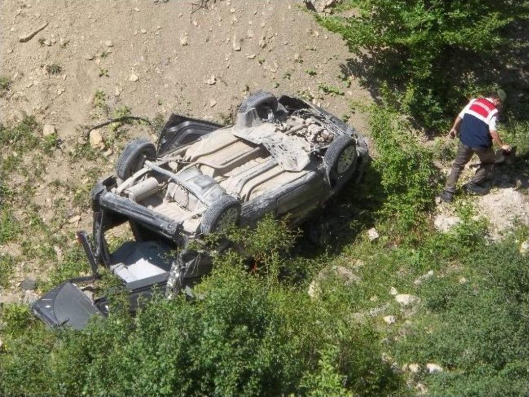 Otomobil U&ccedil;urumda Kayalıklara Takıldı