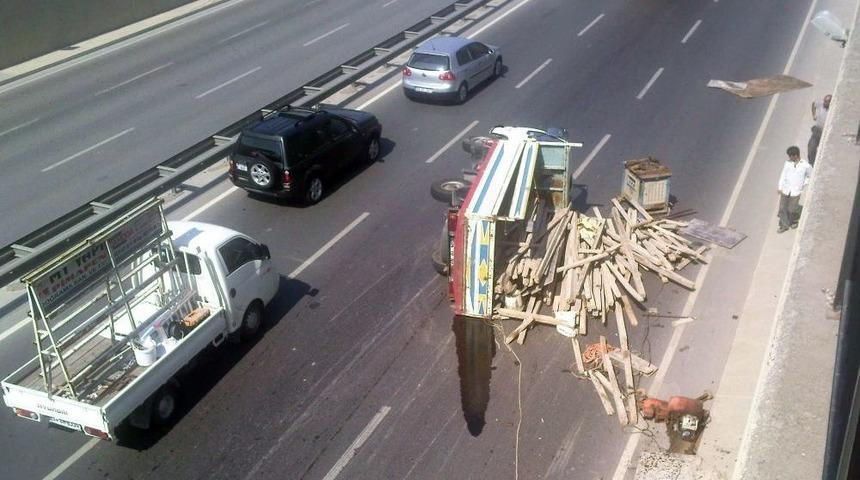 Kereste Y&uuml;kl&uuml; Kamyonet Yola Devrildi