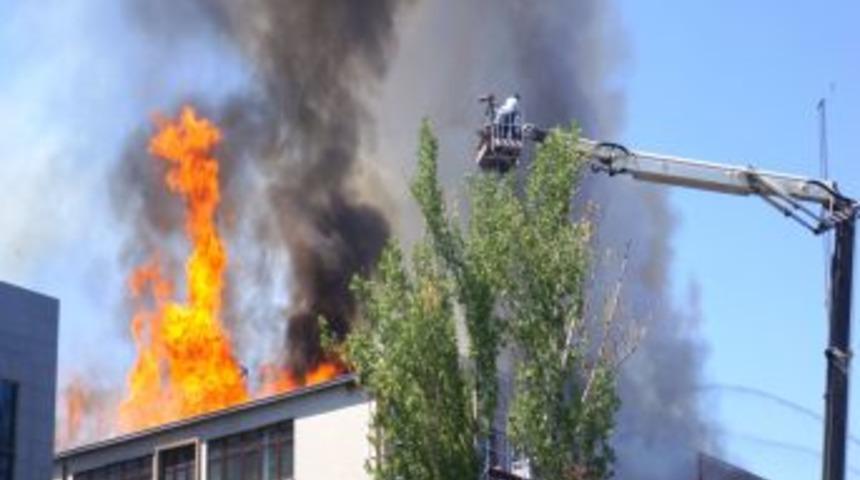 DHMİ'deki Yangını 140 Itfaiyeci 56 Ara&ccedil;la S&ouml;nd&uuml;rd&uuml;