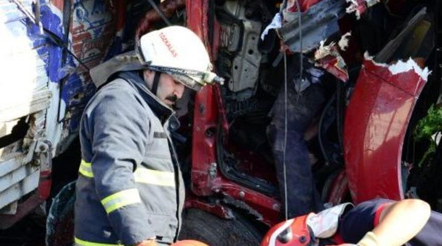 Otoyolda Kaza: 1 &Ouml;l&uuml;, 1 Yaralı