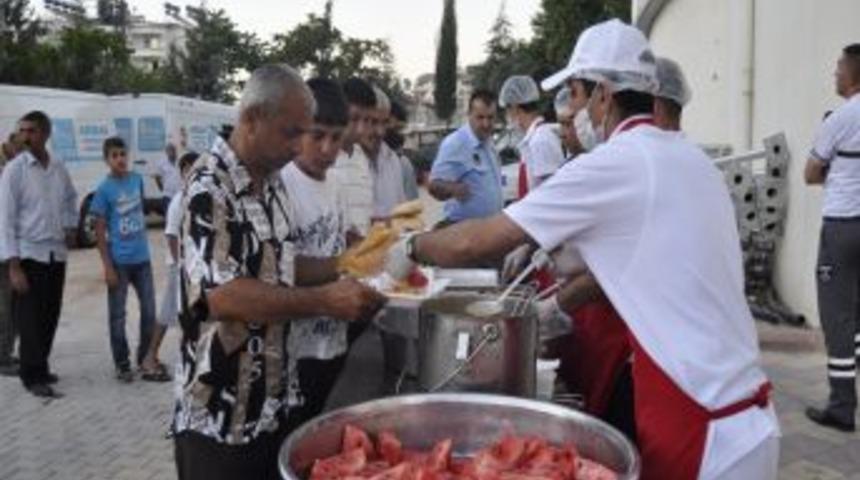 Pazarcık'ta Iftar &Ccedil;adırında Vatandaşlar Ilk Oru&ccedil;larını A&ccedil;tı