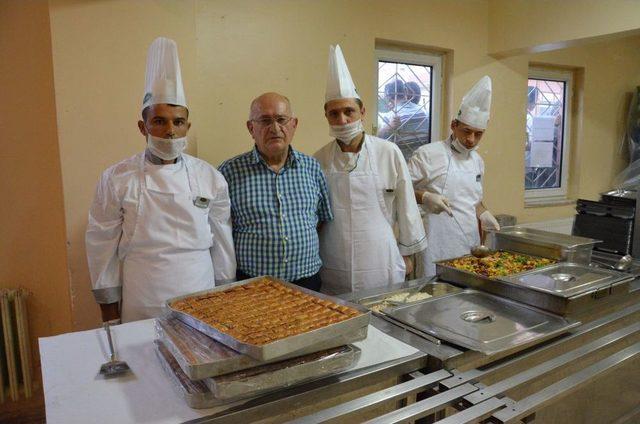 İlk Iftarın Sevincini Iftar Sofrasında Yaşadılar