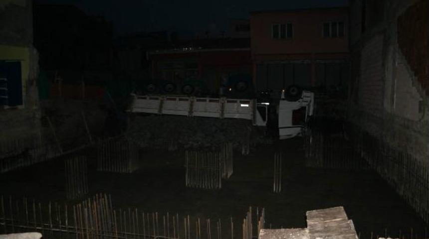 Tuz Y&uuml;kl&uuml; Kamyon İnşaat &Ccedil;ukuruna Devrildi