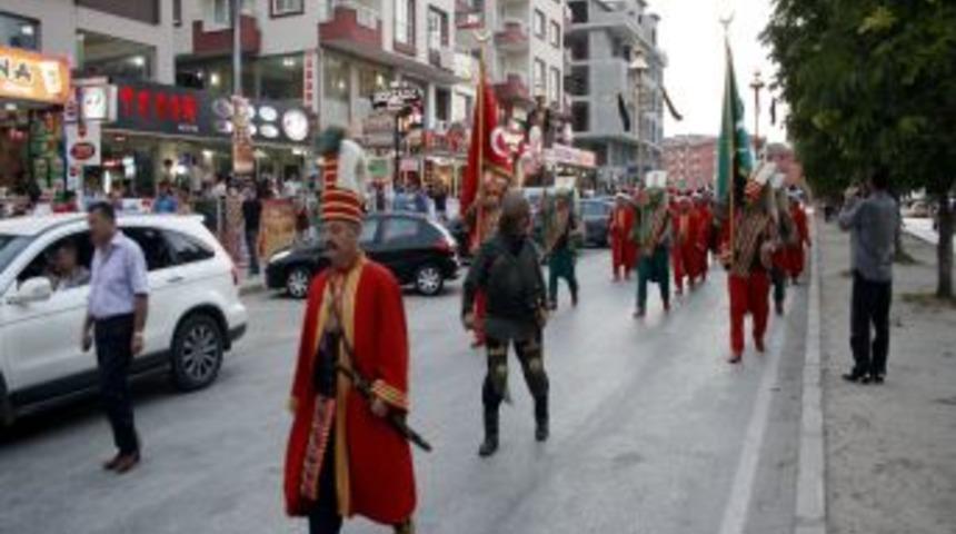 &Uuml;niversite &Ouml;ğrencileri Mehterle Birlikte Iftar &Ccedil;adırına Y&uuml;r&uuml;d&uuml;