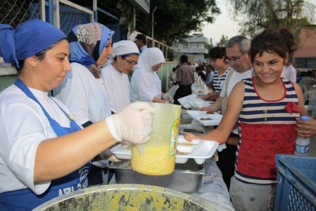Vali Coş, İftarını Y&uuml;reğir&rsquo;de Vatandaşlarla Yaptı